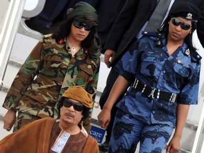 Muammar al-Gadaffi mit Leibwachen bei der Ankunft in Rom im vergangenen August Gaddafi mit Bodyguards