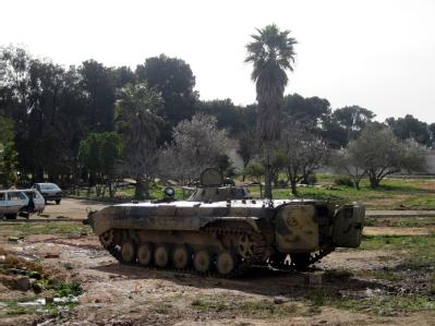 Ein zurückgelassenes Fahrzeug der libyschen Armee. Armeefahrzeug
