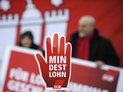 Mitglieder des DGB demonstrieren für einen Mindestlohn. Aktion für Mindestlohn