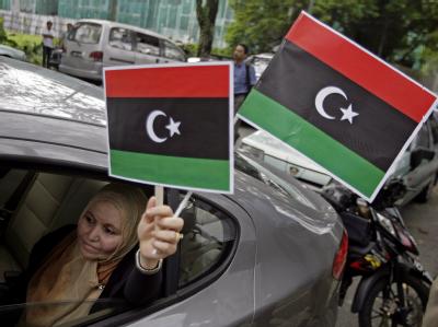 Auf jedem Protestzug dabei: Die rot-schwarz-grünen Fahne mit Mondsichel und Stern. Libysche Flagge