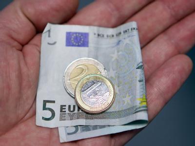 Der Regelsatz für rund 4,7 Millionen Hartz-IV-Empfänger steigt rückwirkend bis 2012 zunächst um fünf, später nochmals um drei Euro. Hartz-IV-Neuregelung
