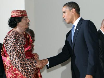 Der libysche Revolutionsführer Muammar al-Gaddafi begrüßt US-Präsident Barack Obama am Rande des G8-Gipfels in L'Aquila (Archivfoto vom 09.07.2009). Obama und Gaddafi