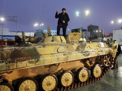 Ein Demonstrant posiert auf einem Panzer im libyschen Al-Bayda. Libyen 3