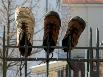 Das Zeigen von Schuhen gilt in der arabischen Welt als Ausdruck der Verachtung. Demo gegen Guttenberg