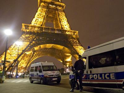 Französische Polizisten nach der Bombendrohung vom September 2010. Am Freitagabend ist der Eiffelturm zum dritten Mal innerhalb weniger Monate evakuiert worden. Eiffelturm