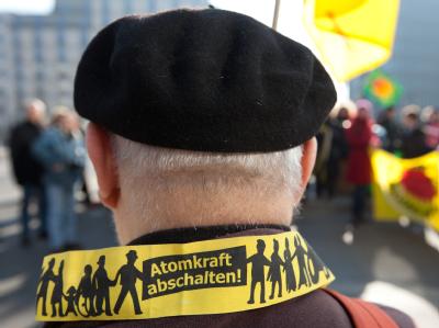 Anti-Atom-Aktivisten bei einer Demonstration am Wochenende in Berlin Menschenkette gegen Atomkraft