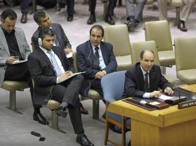 Ibrahim Dabbashi (r), stellvertretender UN-Botschafter Libyens, nannte Gaddafi vor Journalisten «einen Verrückten». UN zu Libyen