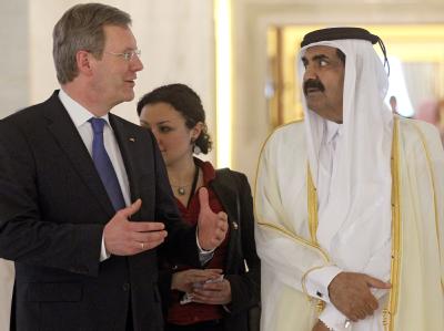 Bundespräsident Christian Wulff (l) wird am Sonntag (27.02.2011) in Doha in Katar vom Emir Scheich Hamad bin Khalifa Al-Thani empfangen Wulff in Katar