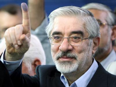 Der iranische Oppositionsführer Mir Hussein Mussawi bei seiner Stimmabgabe in Teheran (Archivfoto vom 12.06.2009). Mir Hussein Mussawi
