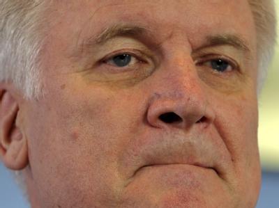 Bayerns Ministerpräsient und CSU-Vorsitzender Seehofer ist sauer, weil Bundestagspräsident Lammert (CDU) und Bildungsministerin Schavan (CDU) den früheren Verteidigungsminister Guttenberg kritisiert haben. Horst Seehofer