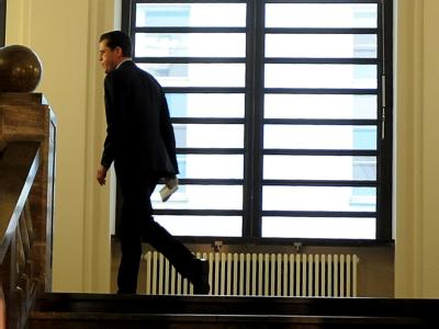 Verteidigungsminister Karl-Theodor zu Guttenberg verlässt nach seinem Rücktritt die Pressekonferenz. Guttenberg tritt zurück