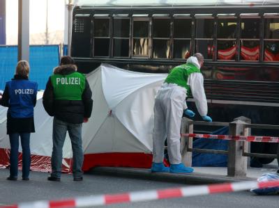 Ermittler stehen vor dem Terminal 2 des Flughafen Frankfurt am Militärbus. Zwei Tote nach Schüssen in US-Armee-Bus