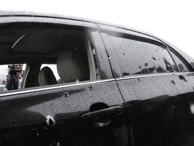 Der von Kugeln durchsiebte Wagen des von fanatischen Muslimen ermordeten Ministers. Einschusslöcher
