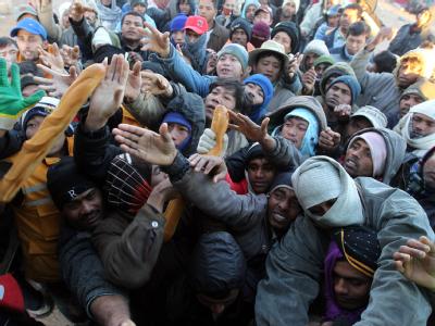 Flüchtlinge an der tunesisch-libyschen Grenze. Flüchtlinge
