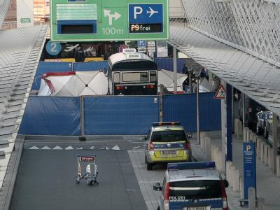 Abgesperrt: der Tatort vor dem Terminal 2 des Flughafen Frankfurt am Main, wo Anfang März zwei US-Soldaten erschossen worden waren. Schüsse in US-Armee-Bus