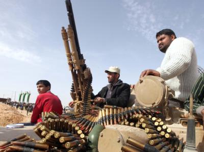 Schwer bewaffnete Aufständische im ost-libyschen Adschdabija. Aufständische in Adschdabija