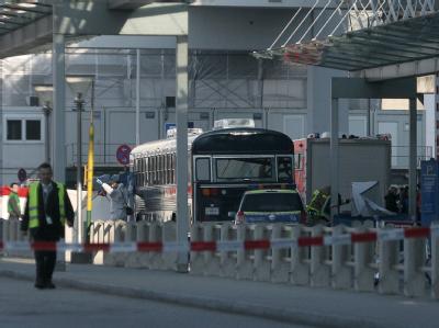 Vor dem Terminal 2 des Flughafen Frankfurt am Main: Ein Mann hat im Bus US-Soldaten angegriffen und zwei Männer getötet. Zwei Tote nach Schüssen am Frankfurter Flughafen