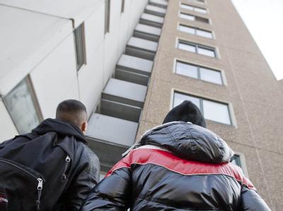 Jugendliche stehen vor dem Haus, in dem der Attentäter vom Frankfurter Flughafen angeblich gewohnt hat. Wohnhaus des Attentäters