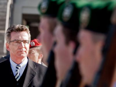 Begrüßung mit militärischen Ehren: Der neue Verteidigungsminister Thomas de Maiziere. Thomas de Maiziere