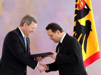 Bundespräsident Christian Wulff (l) ernennt den CSU-Landesgruppenchef Hans-Peter Friedrich (CSU) zum neuen Bundesinnenminister. Wulff ernennt Friedrich zum Bundesinnenminister