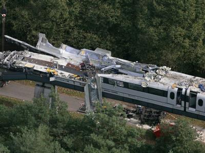 Mit völlig zerstörter Front steht das Wrack des Transrapid 08 nach seinem schweren Unfall auf der Versuchsstrecke in Lathen. (Archivbild) Transrapid-Unglück