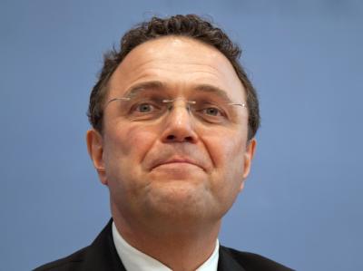 Nach der Kritik an seiner Islam-Äußerung betont der neue Bundesinnenminister Hans-Peter Friedrich, den Dialog mit den Muslimen in Deutschland voranbringen zu wollen. Hans-Peter Friedrich