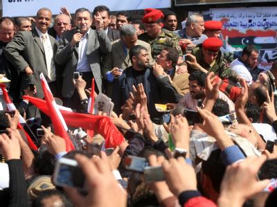 Stürmischer Empfang für den neuen ägyptischen Interims-Regierungschef Essam Scharaf auf dem Tahrir-Platz. Rede auf dem Tahrir-Platz