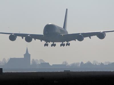 Es handelte sich womöglich um eine Maschine der britischen Fluggesellschaft Thomson Airways, einer Tochter von Tui Travel. (Archiv- und Symbolbild) Airbus A380