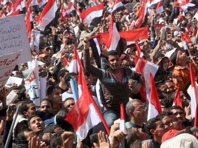 Demonstration auf dem Tahrir-Platz in Kairo: Amnesty International sieht die Durchsetzung von Grundrechten auf dem Vormarsch. Fahnenmeer auf dem Tahrir-Platz
