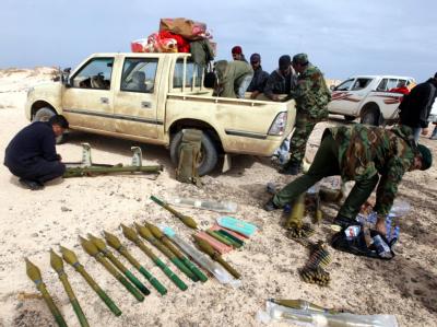 Libysche Rebellen am letzten Checkpoint vor Ras Lanuf, etwa 60km vor der ostlibyschen Stadt Brega. Libysche Rebellen in Brega