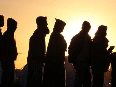 Die UNHCR schätzt, dass bisher 200 000 Fremdarbeitskräfte aus Libyen geflüchtet sind. Mehr als eine Million soll sich noch im Land befinden. Flüchtlingsschlange