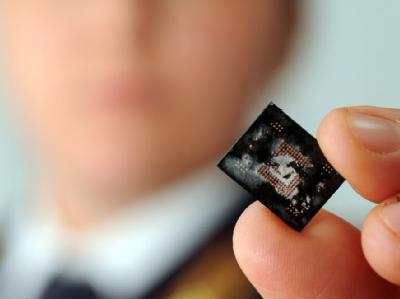 Die Ermittler hoffen, aus dem Speicher rekonstruieren zu können, wo der Mann in den Tagen vor seinem Tod mit den beiden sechsjährigen Mädchen gewesen ist. GPS-Microchip