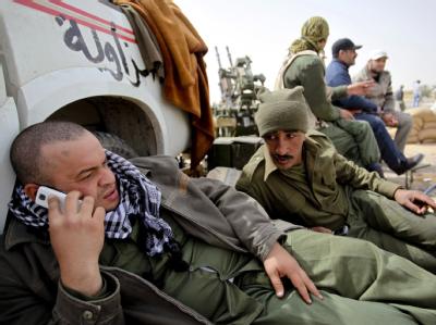 Libysche Rebellen bei einer Pause vor dem Marsch auf den Ölhafen Ras Lanouf. Rebellen