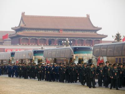 Delegierte der Volksbefreiungsarmee treffen vor der Halle des Großen Volkes ein. China Volkskongress