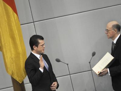 Karl-Theodor zu Guttenberg (l) wird am 12.02.2009 im Plenarsaal des Bundestages in Berlin von Bundestagspräsident Norbert Lammert (CDU) vereidigt. Guttenberg und Lammert