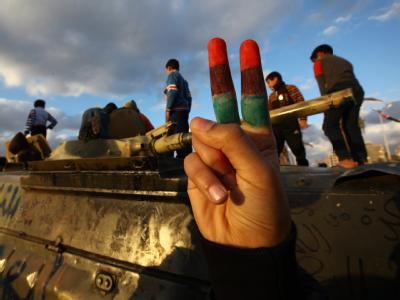 Kinder spielen auf einem Panzer in Bengasi. Sraßenszene in Libyen