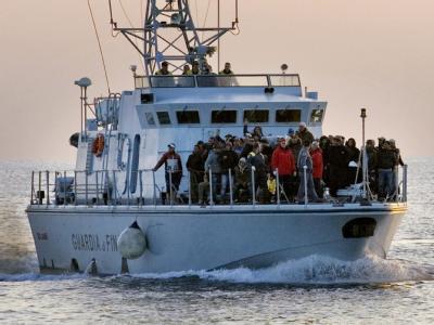 Etwa 70 Flüchtlinge aus Tunesien erreichen auf einem Schiff des italienischen Zolls die Insel Lampedusa. Flüchtlinge aus Tunesien