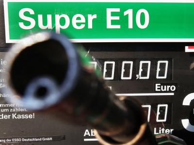 Biosprit E10 an der Tankstelle: Die Politiker sind verstritten und die Verbraucher verwirrt. E10-Gipfel