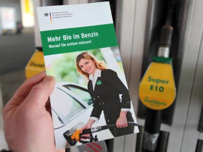 Informationsbroschüre des Bundesumweltministeriums zu dem neuen Bio-Kraftstoff E10 an einer Tankstelle in Nürnberg. Informationsbroschüre