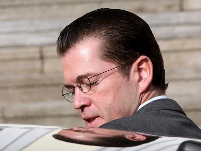 Schlamperei in Folge von Dauerstress. Das gibt Ex-Minister Guttenberg als Grund für die Fehler in seiner Doktorarbeit an. Die Universität Bayreuth glaubt das nicht. Sie spricht von Fälschungen als «Arbeitsmuster». (Archivbild) Guttenberg