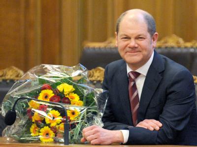 Blumen nach der Wahl in der Bürgerschaft: Olaf Scholz auf der Senatsbank im Hamburger Rathaus Olaf Scholz