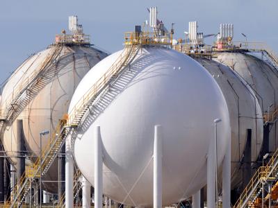 Die Ölpreise haben sich von ihren Verlusten vom Freitag erholt. Raffinerie ConocoPhillips Wilhelmshaven