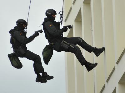 Ein Einsatztrupp der GSG 9 der Bundespolizei seilt sich am 19.06.2010 beim Tag der Offenen Tür vom Bundeskriminalamt in Wiesbaden aqb. GSG 9