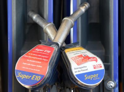 Super und Super E10 an einer Essener Tankstelle. Benzin-Gipfel