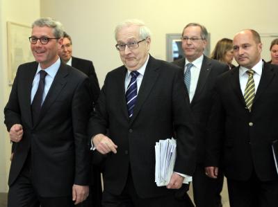 Bundesumweltminister Norbert Röttgen (CDU), Bundeswirtschaftsminister Rainer Brüderle (FDP), Peter Meier vom ADAC und der Staatssekretär im Verkehrsministerium, Rainer Bomba (v.l.) beim Benzin-Gipfel in Berlin