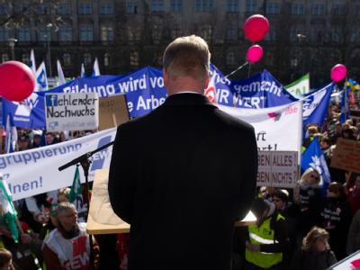 Der sächsische Finanzminister Georg Unland spricht auf einer Protestkundgebung der Lehrer vor dem Finanzministerium in Dresden. Sachsens Lehrer streiken