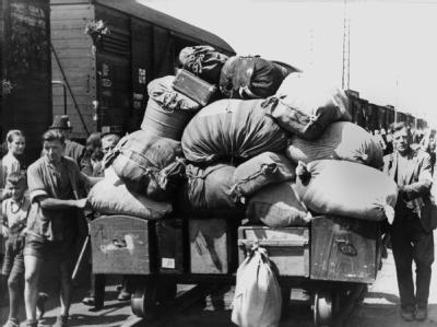 Ein Flüchtlingszug mit vertriebenen Sudentendeutschen trifft im Durchgangslager Wiesau ein (undatiertes Archivfoto). Vertriebene