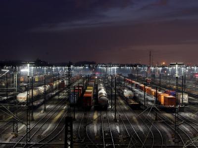 Güterzüge stehen auf Europas größtem Rangierbahnhof in Maschen in der Nähe von Hamburg. Güterbahnhof Maschen