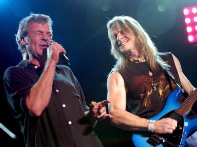 Der Gitarrist der Rockgruppe Deep Purple, Steve Morse (r.) und Sänger Ian Gillan (Archiv). Deep Purple