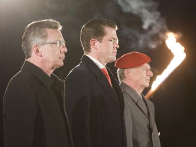 Ex-Verteidigungsminister Karl-Theodor zu Guttenberg (M.) mit seinem Nachfolger Thomas de Maizière und Generalinspekteur Volker Wieker (r.) beim Großen Zapfenstreich. Zapfenstreich für Guttenberg